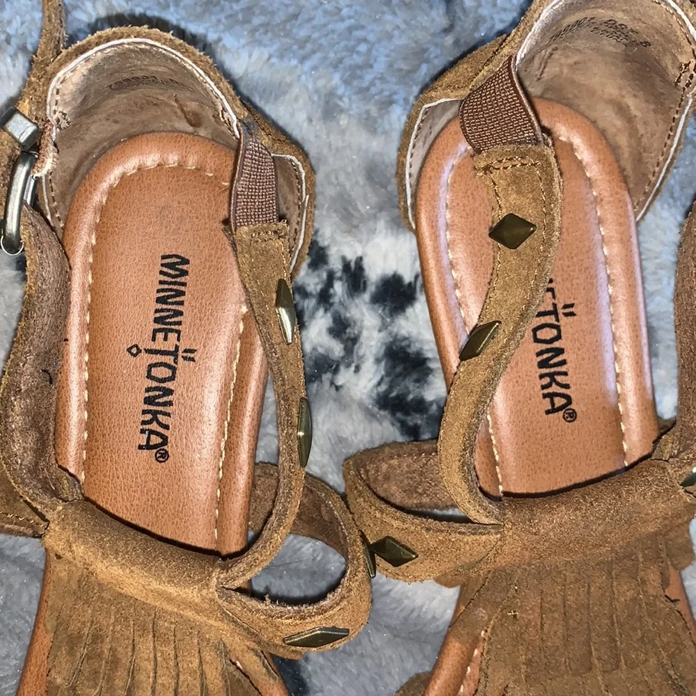 Minnetonka Merriam Suede Leather Fringe Wedge Sandals — 8
